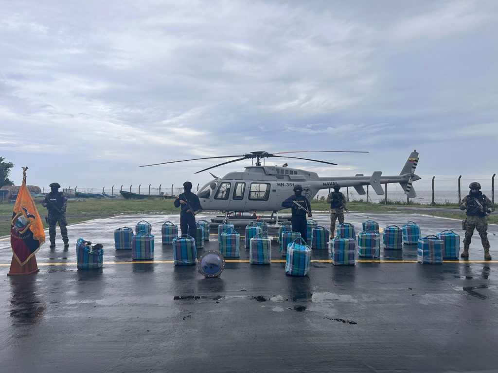 La Policía Nacional y la Armada interceptaron una lancha en alta mar que transportaba cerca de 900 kilos de cocaína