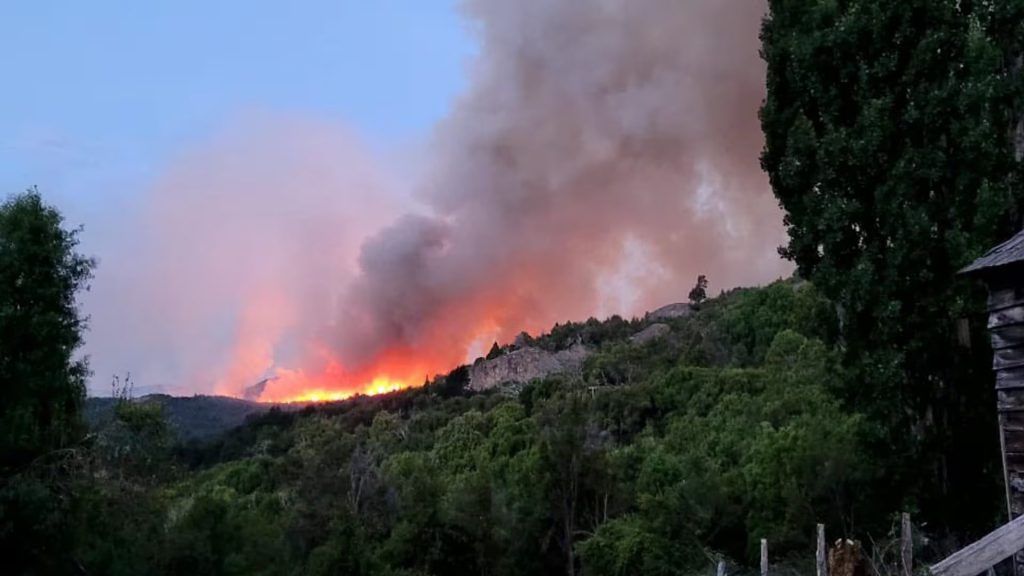 El incendio forestal que afecta desde el día 25 al Parque Nacional Los Alerces, Patrimonio de la Unesco desde 2017, y a la provincia patagónica de Chubut ya calcinó 2.300 hectáreas. EFE