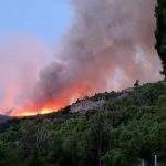 El incendio forestal que afecta desde el día 25 al Parque Nacional Los Alerces, Patrimonio de la Unesco desde 2017, y a la provincia patagónica de Chubut ya calcinó 2.300 hectáreas. EFE