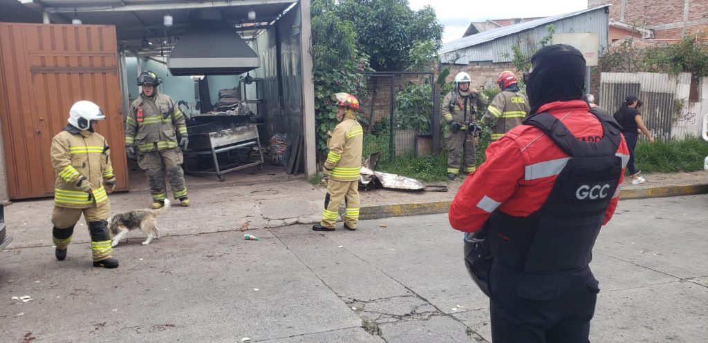 Deflagración de un cilindro de gas causó heridas a cuatro personas. Además, la onda expansiva destruyó la infraestructura del local comercial.