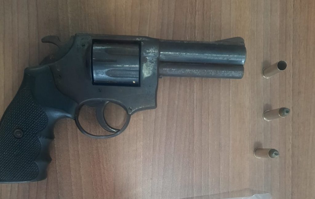 Esta es el arma que el adolescente habría utilizado para amedrentar a sus compañeros y profesores. Foto Policía Nacional