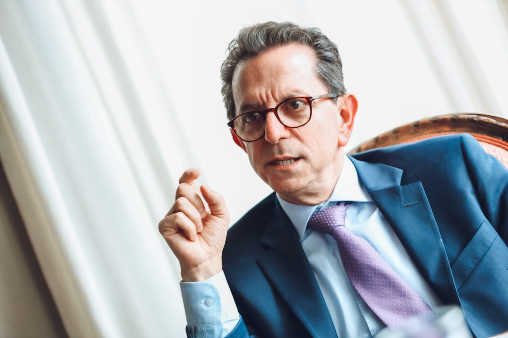 Roberto Izurieta deja al cargo de Secretario de Comunicación de la Presidencia de la República. Asumirá una función en el BID.