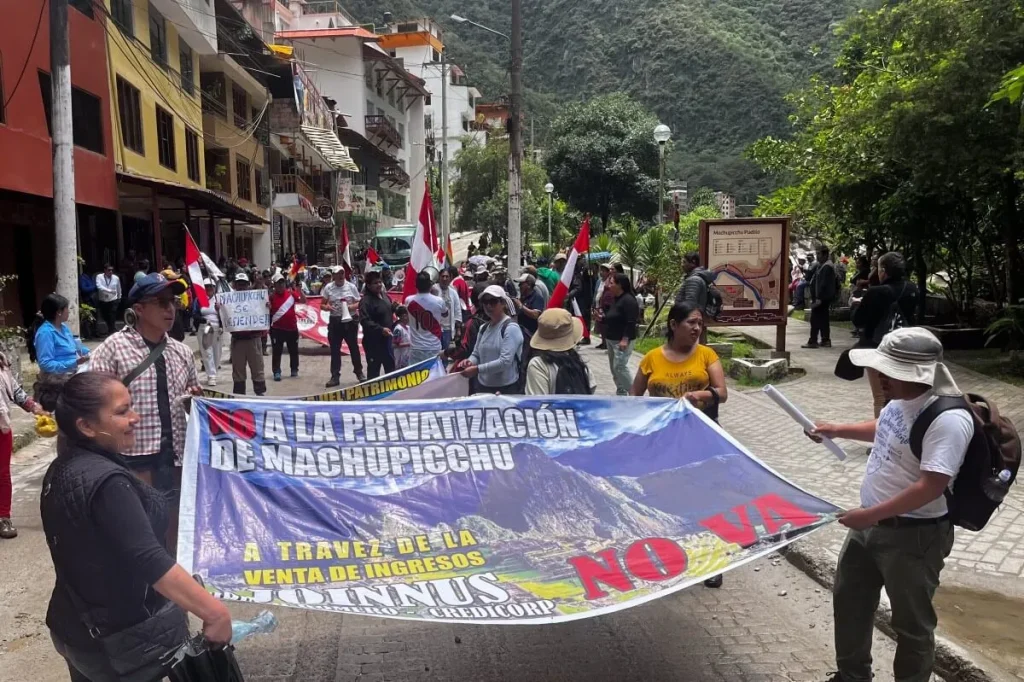 El acceso en tren a Machu Picchu está cerrado este viernes debido al paro indefinido que pobladores y operadores de turismo han convocado por la venta digital de entradas a la ciudadela inca.