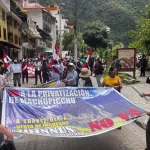 El acceso en tren a Machu Picchu está cerrado este viernes debido al paro indefinido que pobladores y operadores de turismo han convocado por la venta digital de entradas a la ciudadela inca.