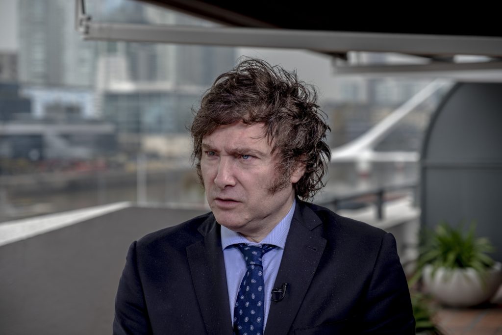 Javier Milei valorando la venta de cárceles urbanas para financiar la construcción de nuevas prisiones de máxima seguridad.