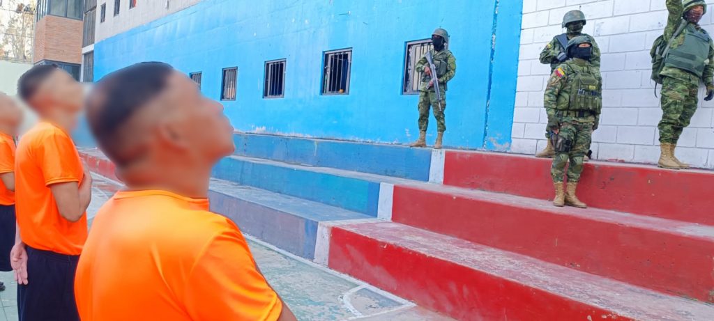 Momento cívico en la cárcel de Turi, en Cuenca.