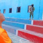 Momento cívico en la cárcel de Turi, en Cuenca.