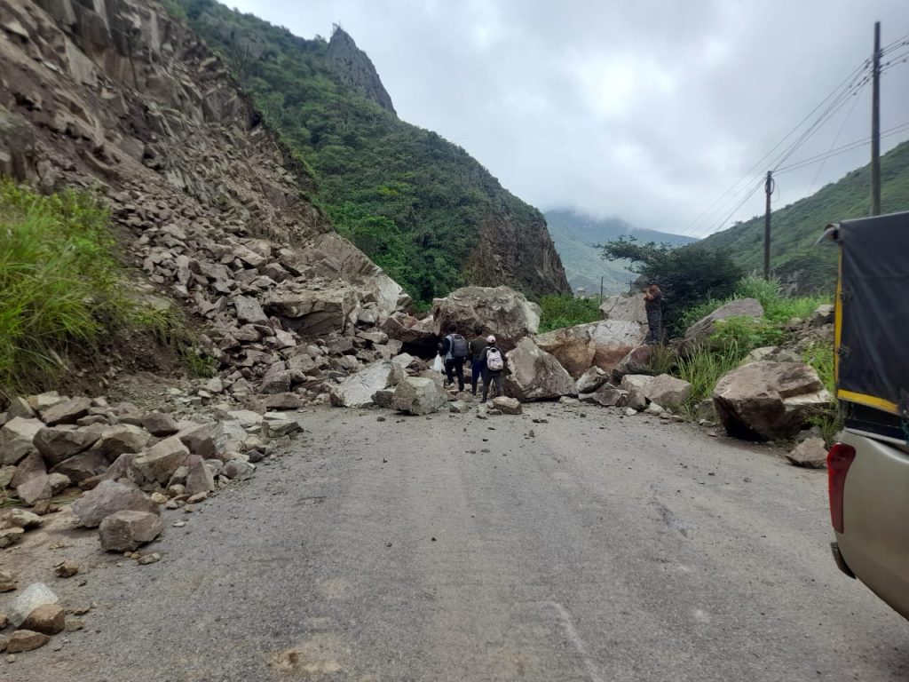 Grandes rocas que obstaculizan la vía Cuenca - Girón – Pasaje – que mantiene cerrado el flujo vehicular son fragmentadas removidas.