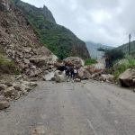 Grandes rocas que obstaculizan la vía Cuenca - Girón – Pasaje – que mantiene cerrado el flujo vehicular son fragmentadas removidas.