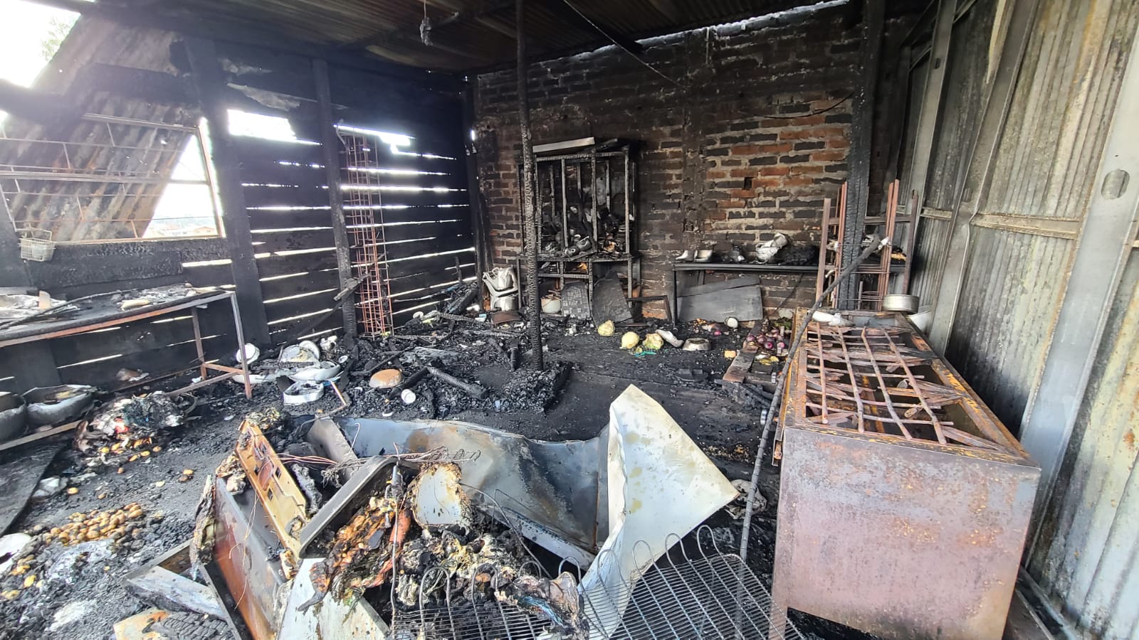 Incendio dejó en escombros una vivienda en el sector Mutualista Azuay II, en la ciudad de Cuenca.