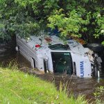 Una ambulancia del Instituto Ecuatoriano de Seguridad Social (IESS) cayó al río Tarqui, cuando iba a una emergencia.