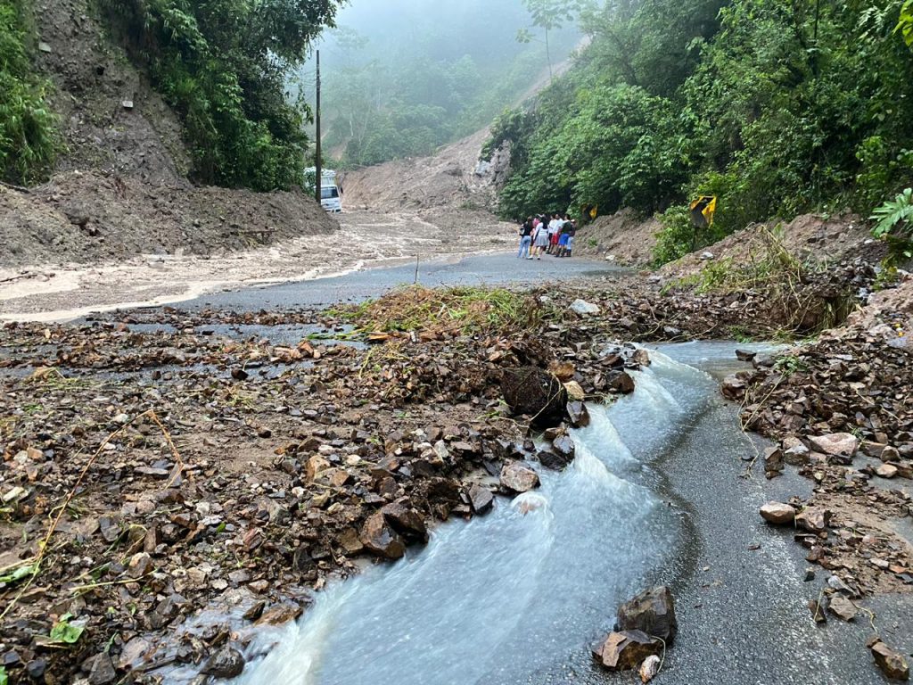 La vía Cuenca – Girón – Pasaje se cerrará desde la noche de este jueves 4 de enero entre el kilómetro 95 y 117 por los deslizamientos.