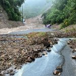 La vía Cuenca – Girón – Pasaje se cerrará desde la noche de este jueves 4 de enero entre el kilómetro 95 y 117 por los deslizamientos.