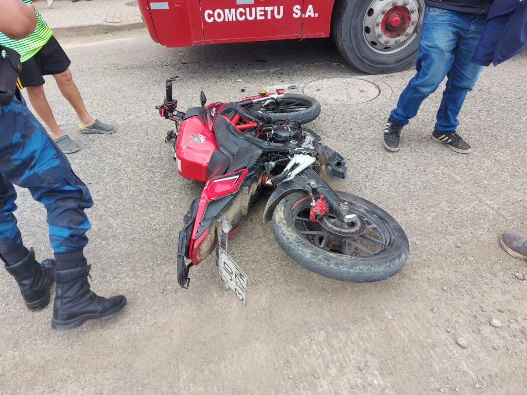 Accidente de bus y motocicleta en la avenida Ordóñez Lasso y Del Tejar, zona de acceso a la parroquia Sayausí.