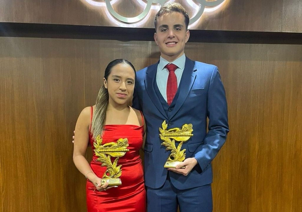 Los azuayos Sofía Guevara y Juan Toral fueron reconocidos en la Gala de la FENA. Cortesía