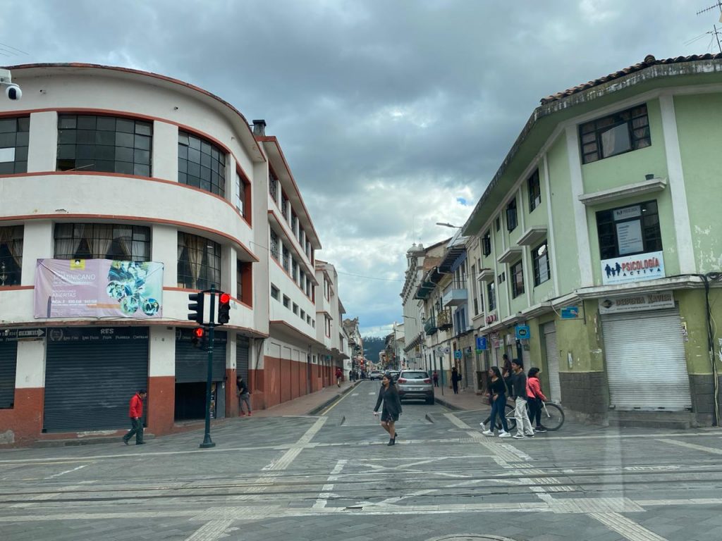 Locales del Centro Histórico de Cuenca se mantienen cerrados ante la crisis de violencia que vive el país. Foto XCA