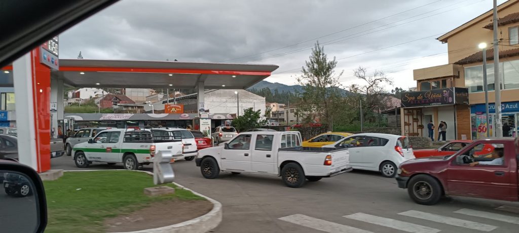 Se registró gran cantidad de vehículos en la estación de servicio de Narancay.