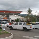 Se registró gran cantidad de vehículos en la estación de servicio de Narancay.