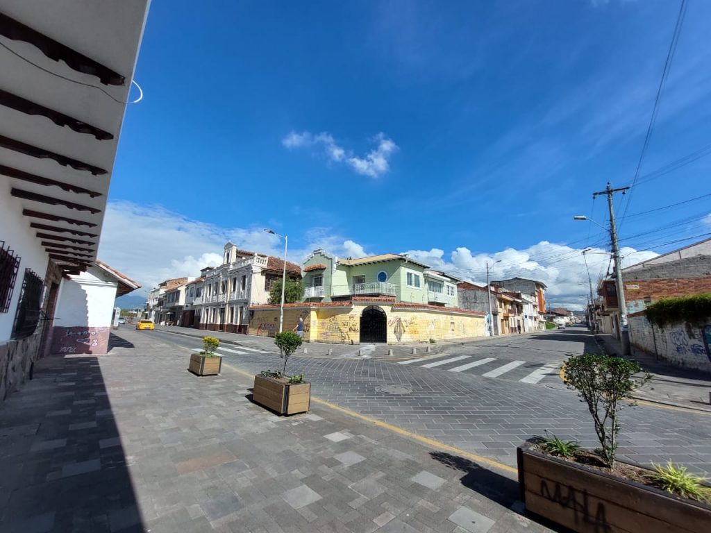 La ciudad de Cuenca amanece este miércoles 10 de enero de 2023 como un panorama desolado y con negocios cerrados.