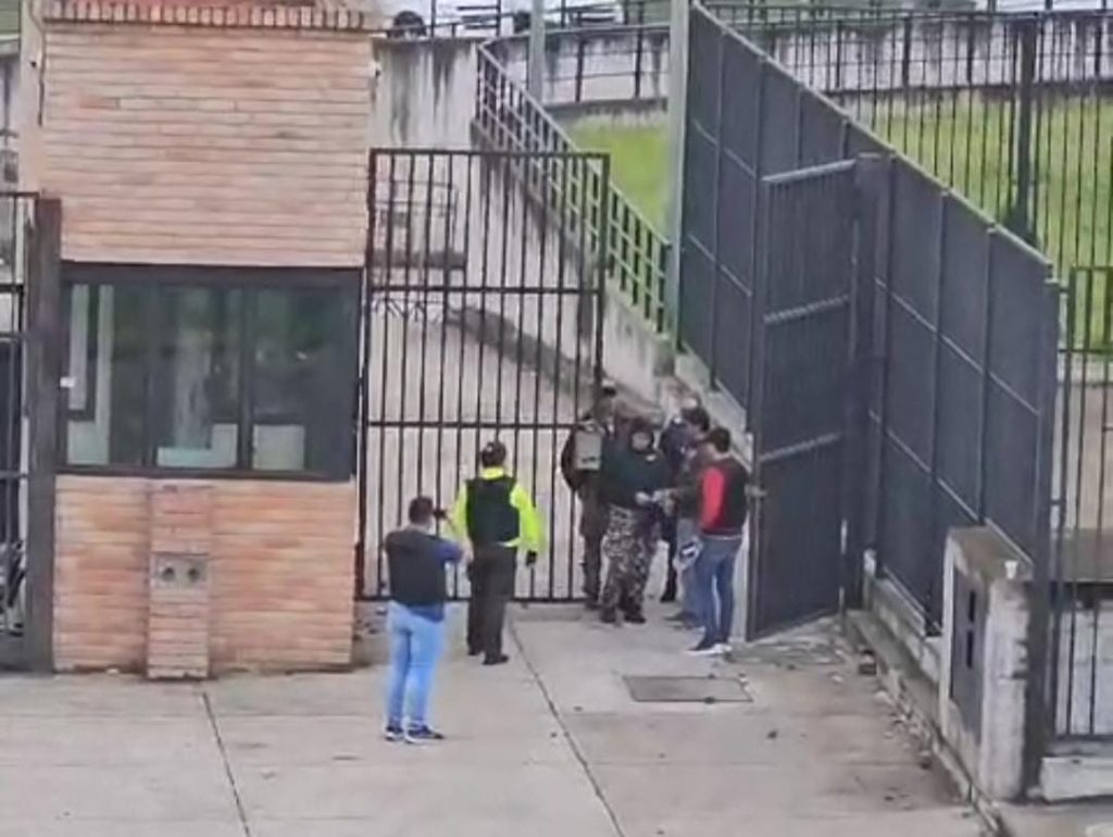 Momento de la liberación de los dos guías penitenciarios liberados, la mañana de este viernes 12 de enero de 2024. /IVM