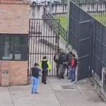 Momento de la liberación de los dos guías penitenciarios liberados, la mañana de este viernes 12 de enero de 2024. /IVM