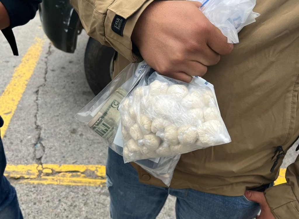 Las autoridades decomisaron envolturas que contenían dosis de cocaína y marihuana.