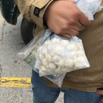 Las autoridades decomisaron envolturas que contenían dosis de cocaína y marihuana.