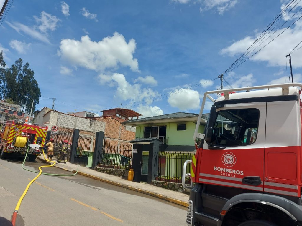 Personal del Cuerpo de Bomberos controló el incendio generado en una vivienda ubicada en la calle César Andrade y Cordero y avenida Del Tejar, sector Balzay.