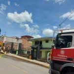 Personal del Cuerpo de Bomberos controló el incendio generado en una vivienda ubicada en la calle César Andrade y Cordero y avenida Del Tejar, sector Balzay.