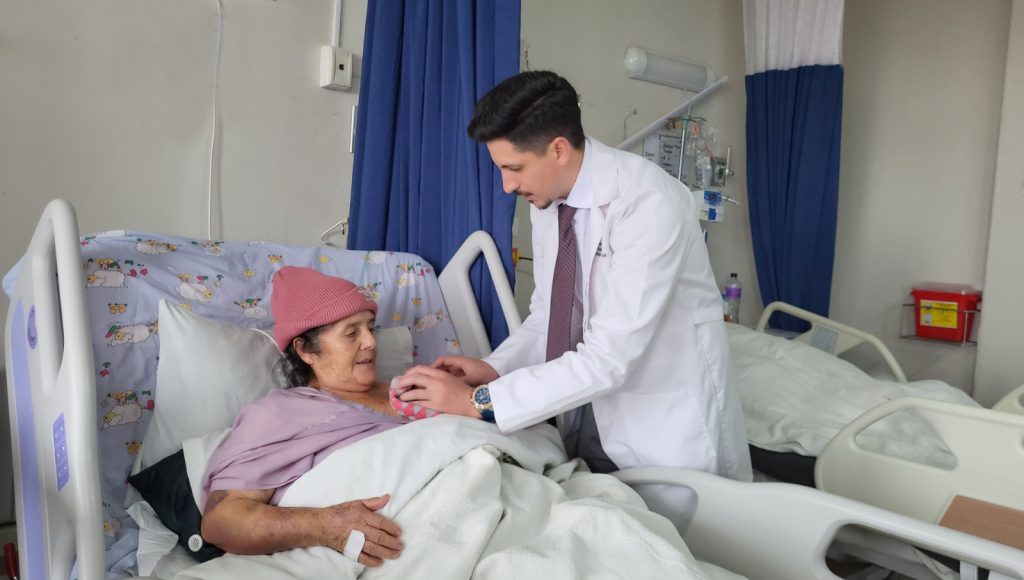 En el Hospital Vicente Corral Moscoso, se realizó por primera vez la colación de un cardiodesfibrilador implantable.