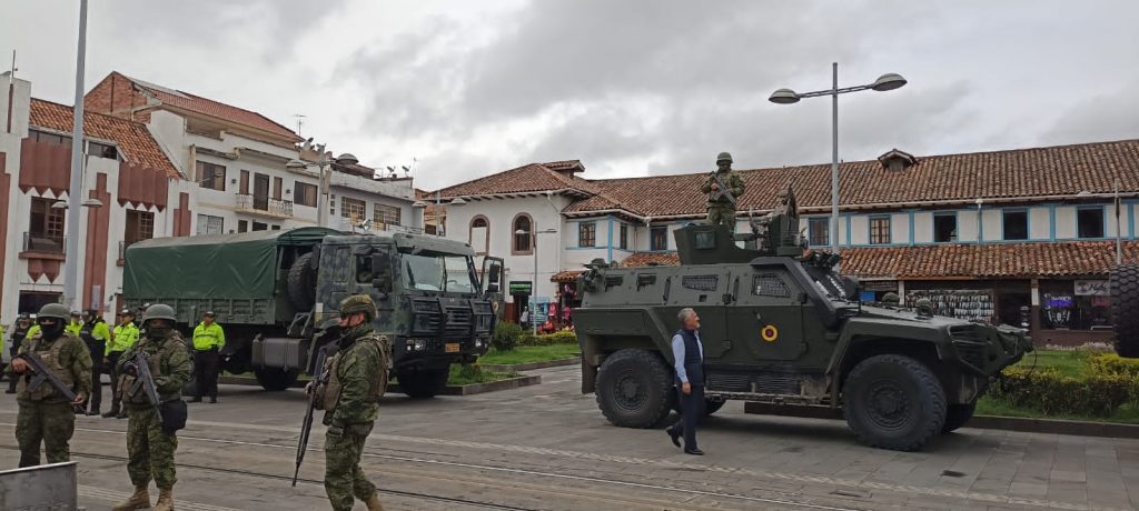 Vehículos tácticos recorren las calles de Cuenca desde ayer.