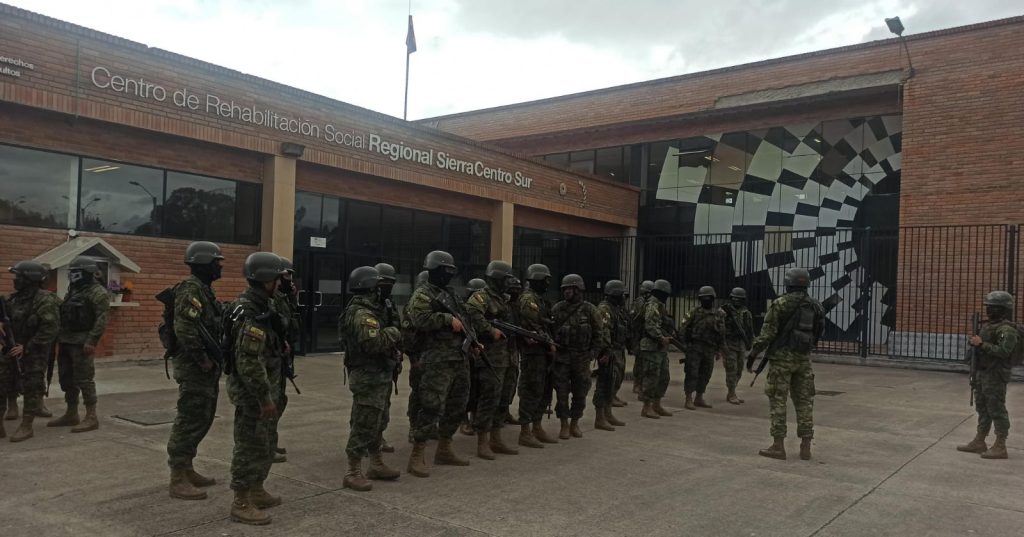 Autoridades señalan que mantendrán las revisiones en la cárcel de Turi para decomisar los objetos prohibidos para las personas privadas de la libertad.