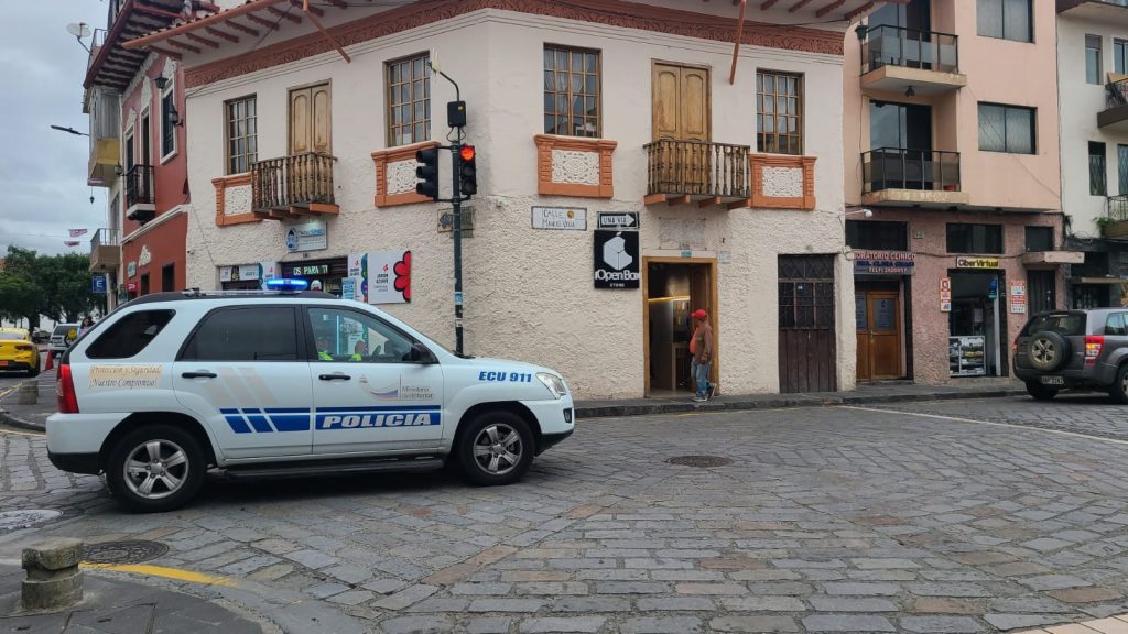 Cámaras de seguridad captaron el robo perpetrado en un local ubicado entre las calles Manuel Vega y Simón Bolívar.