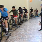 Los ciclomontañistas azuayos se entrenan bajo el mando del profesor Vicente Molina. IAA