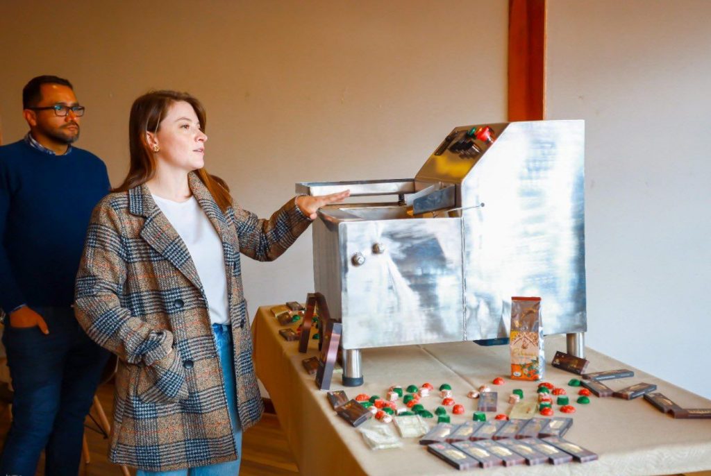 Chuacha recibió una nueva herramienta para mejorar la calidad del chocolate que produce.
