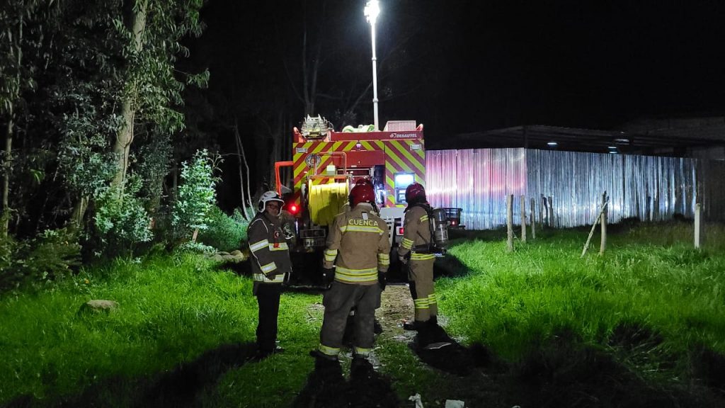 Personal del Cuerpo de Bomberos ejecuta sus labores de rescate en el sector de Río Amarilla. /KOQ