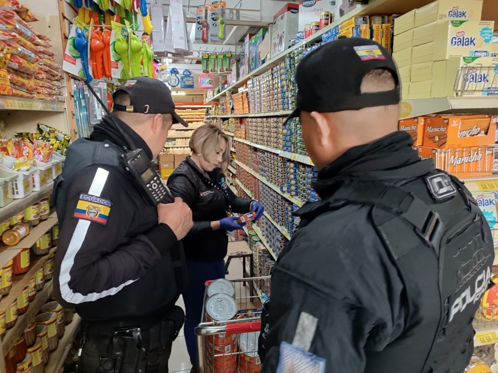 Tras la denuncia de la empresa Nirsa sobre la falsificación de uno de sus productos en Cuenca, la Intendencia de Policía y la Arcsa procedieron a retirar del mercado latas falsificadas de sardina.