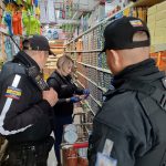 Tras la denuncia de la empresa Nirsa sobre la falsificación de uno de sus productos en Cuenca, la Intendencia de Policía y la Arcsa procedieron a retirar del mercado latas falsificadas de sardina.