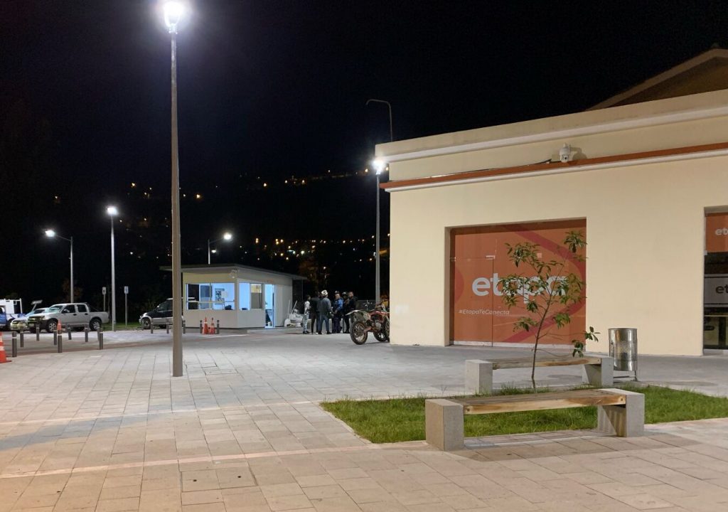 El joven guardia recibió el disparo al interior de la garita de seguridad en ETAPA de la avenida 10 de Agosto.