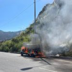 Una buseta se incendió la mañana de este viernes en la autopista Cuenca- Aozgues. Foto Bomberos Cuenca