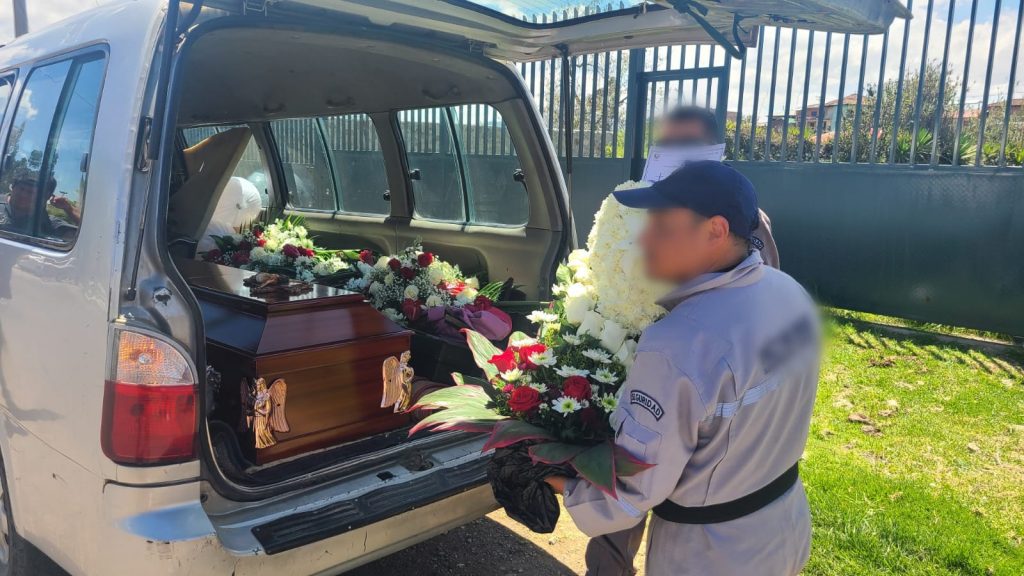 Compañeros de trabajo y familiares dieron el último adiós a joven guardia de seguridad que murió al recibir un disparo.