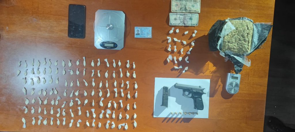 La Policía Nacional efectuó un operativo en el sector Barrial Blanco contra el expendio de sustancias ilícitas.