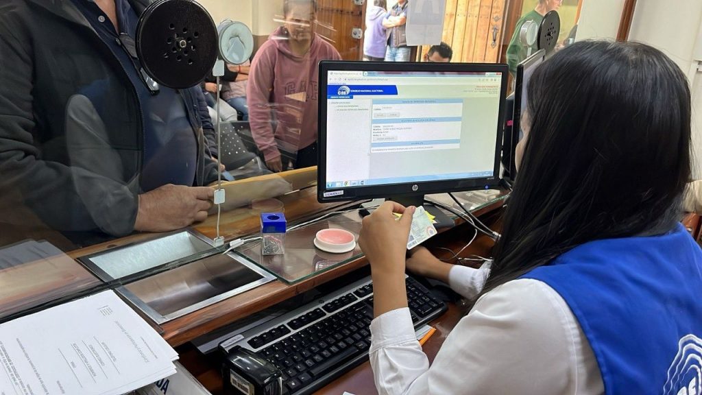 La delegación del Consejo Nacional Electoral (CNE) del Azuay ha entregado alrededor de 7.000 certificados provisionales de votación.