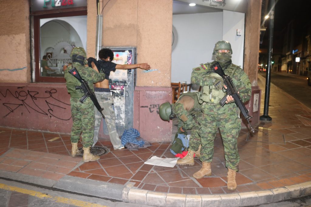 Militareas realizan controles preventivos y de seguridad den Cuenca. Foto Cortesía