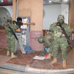 Militareas realizan controles preventivos y de seguridad den Cuenca. Foto Cortesía