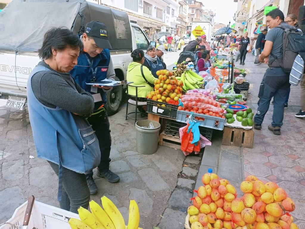 Personal del Municipio realiza el censo en las calles aledañas a la Plaza Cívica 9 de Octubre. /BPR