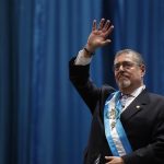Bernardo Arévalo de León fue investido hoy presidente de Guatemala para el periodo 2024-2028 en una solemne sesión en el Teatro Nacional de la capital guatemalteca con diez horas de retraso y tras una azarosa transición no exenta de intentos de "golpe de Estado" denunciados por el nuevo gobernante desde su triunfo electoral en agosto pasado. EFE