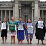 Familiares de los líderes indígenas de Saweto llevan hoy los retratos de (i-d): Quinto Inuma, Edwin Chota, Jorge Ríos, Leoncio Quinticima y Francisco Pinedo, durante un plantón ante la sede del Poder Judicial, en Lima (Perú). Familiares de los líderes indígenas de Saweto y del apu Quinto Inuma realizaron este lunes un plantón frente a la sede del Poder Judicial en Lima para "exigir justicia" para los más de 30 defensores indígenas asesinados en los últimos años en Perú. EFE
