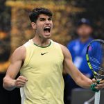 Alcaraz celebra triunfo ante el italiano Lorenzo Sonego. Foto: EFE