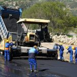 Colocación de asfalto en la vía Puente de la Unidad Nacional - Gualaceo. /Cortesía
